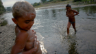Romské děti se koupou v řece