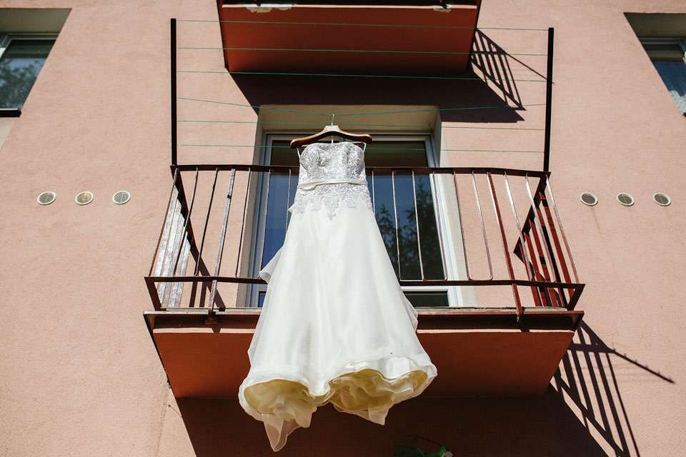 fotografie-svatebnich-satu-zavesenych-na-balkone